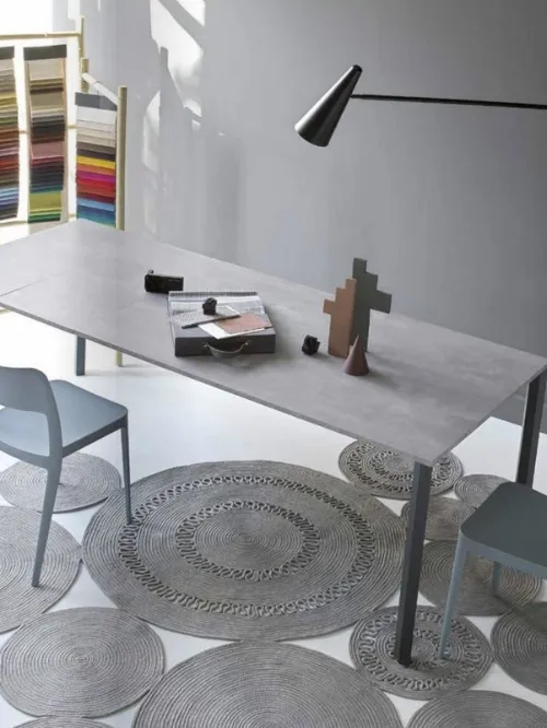 Tavolo allungabile Eu-Genio in nobilitato materico finitura Beton con gambe in alluminio verniciato opaco di Sedie Brianza
