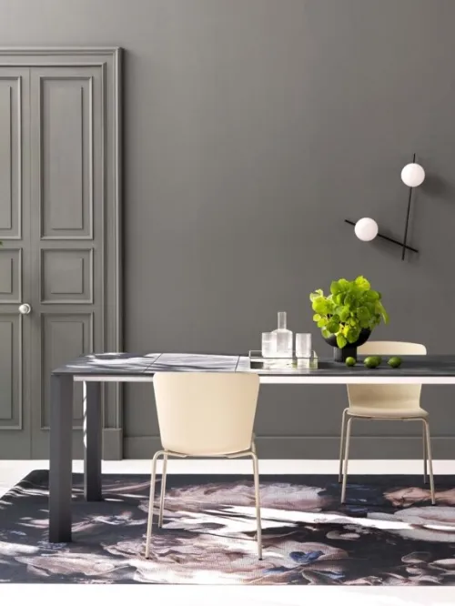 Tavolo allungabile Petalo con top in HPL Ardesia e base in alluminio Sedie Brianza