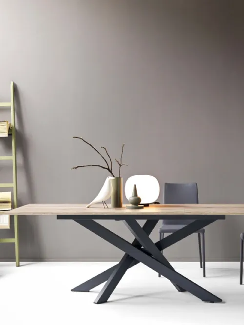 Tavolo Slim 2|0 in nobilitato materico finitura Rovere con base in alluminio di Sedie Brianza
