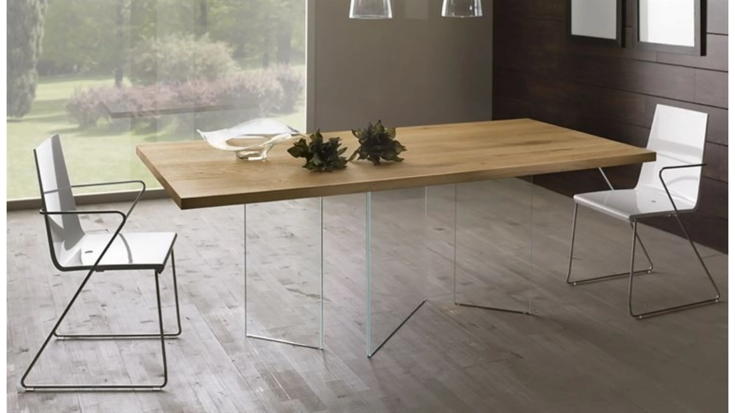 Tavolo rettangolare in legno di rovere con base a tre gambe inclinate in vetro Vertigine 4301 di Conarte