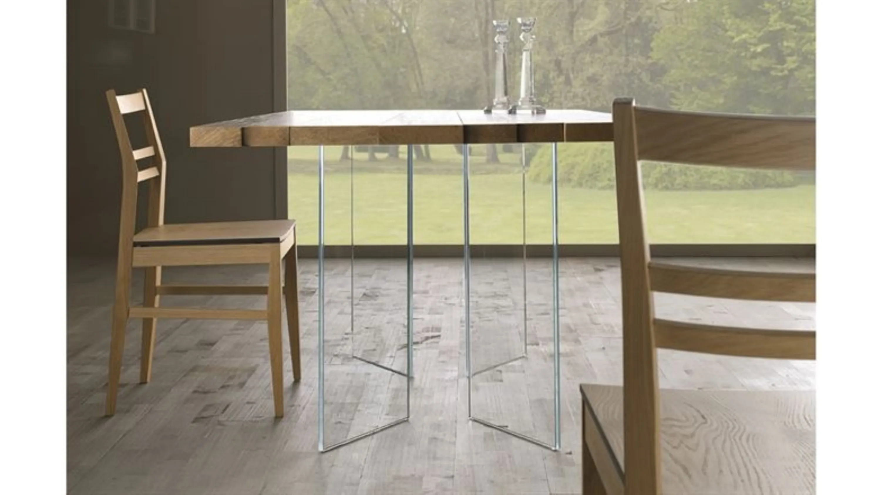 Tavolo quadrato in legno di rovere con bordo irregolare e 4 gambe in vetro trasparente Vertigine 4302 di Conarte