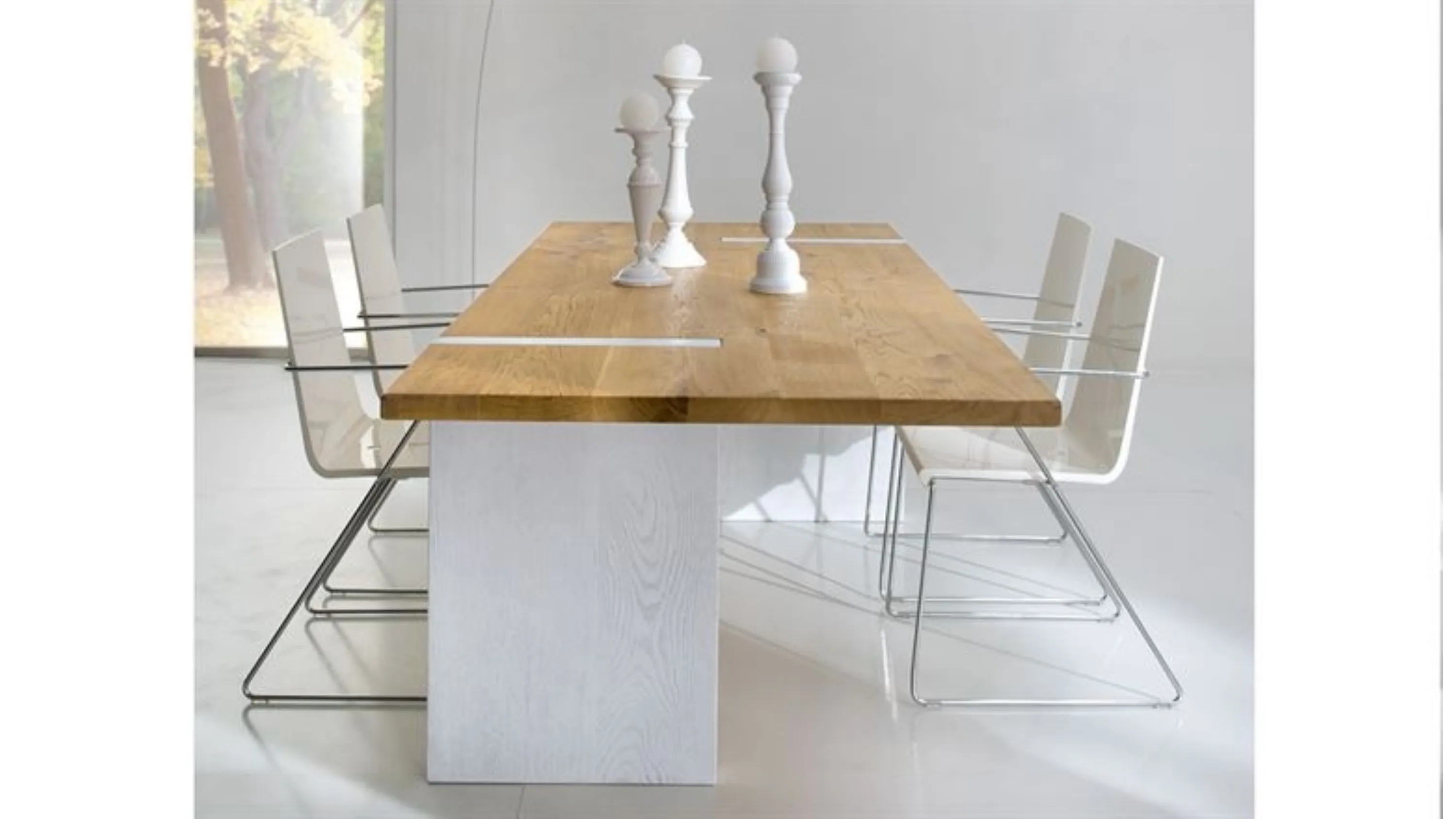 Tavolo in rovere massello con due gambe in legno laccato bianco Vivido 4256 di Conarte