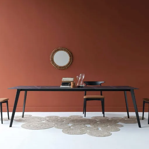 Tavolo allungabile Zen con top in HPL effetto marmo di Sedie Brianza