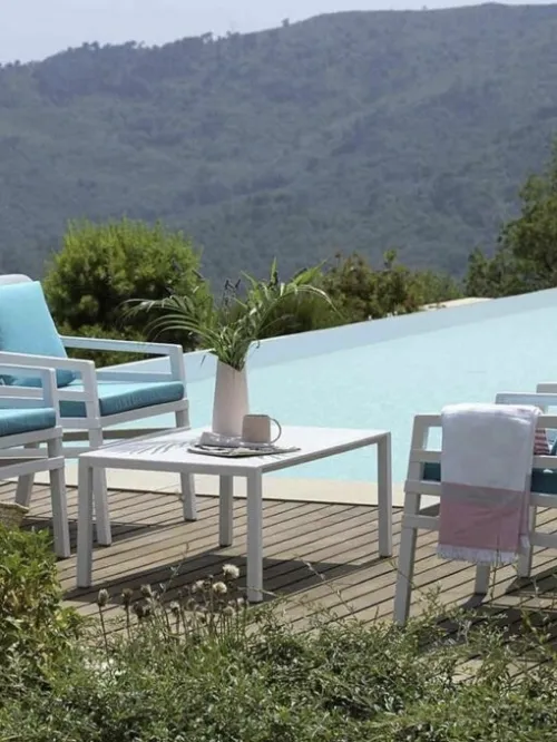 Poltroncine Aria in metallo verniciato Bianco con cuscini in tessuto imbottito di Sedie Brianza