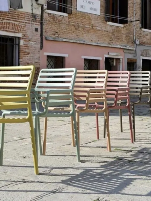 Sedia con braccioli Doga in metallo verniciato in vari colori di Sedie Brianza
