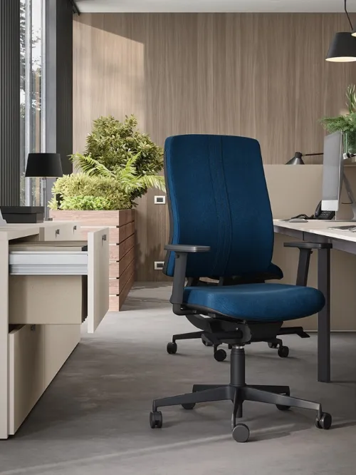 Poltrona Direzionale ergonomica in tessuto imbottito Basilea di Cinquanta3